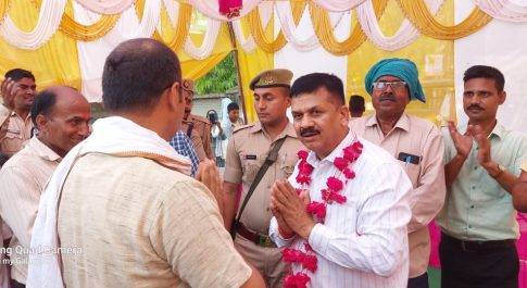 धरना स्थल पर आयोजित भण्डारे का डीएम ने किया शुभारम्भ