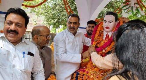 केन्द्रीय राज्य मंत्री ने डॉ. अम्बेडकर जी की प्रतिमा पर किया माल्यार्पण