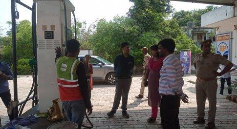नगर क्षेत्र स्थित पेट्रोल पम्पों की हुई आकस्मिक जॉच