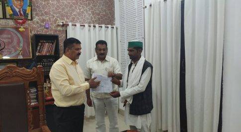 डीएम के प्रयास से घण्टों में निस्तारित हुआ 48 वर्ष से लम्बित प्रकरण फरियादी को डीएम ने सौपी खतौनी की नकल कमली देवी से कमला देवी बनी फरियादी
