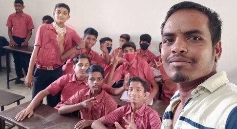 दिव्यांग बच्चों से मिले प्रसिद्ध समाजसेवी पप्पू लाल कीर या