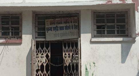 महाराजगंज।7 दिनों से बृजमनगंज डाकघर का कार्य हुआ ठप्प अधिकारियो ने झाड़ा पल्ला