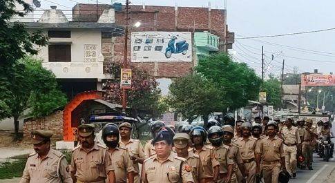 फरेंदा।त्यौहार के मद्देनजर फरेंदा मे पुलिस बल ने किया फ्लैग मार्च व दंगा नियंत्रण अभ्यास:सीओ सुनील दत्त दूबे