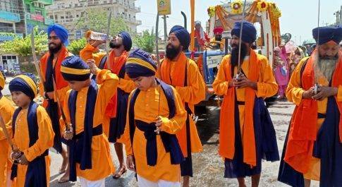 नेपालगंज में भव्य झाकी निकालकर सिख समुदाय ने मनाया 323 वां स्थापना दिवस