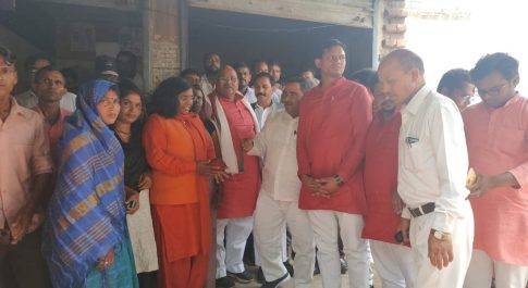 बाबा भीमराव अंबेडकर की जयंती के दिन हुई घटना की पूरी जानकारी लेने कुंडासर पहुंचा सपा का प्रतिनिधिमंडल ,पीड़ितों से की मुलाकात 