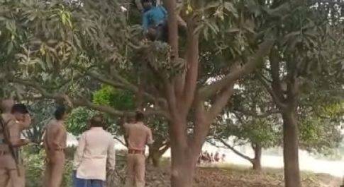 उसका बाजार।ग्राम सभा बरदहा मे आम के पेड़ पर लटकते हुई मिली युवक की लाश
