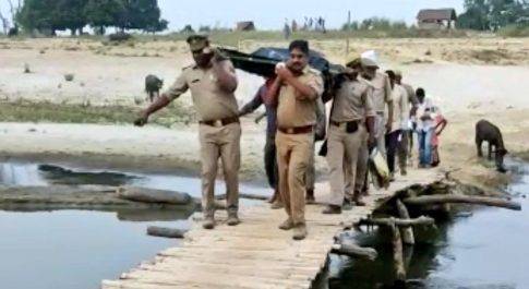 महराजगंज।भीषण आग की चपेट में महिला की हुई मौत पुलिस कर्मियों ने दिया कंधा डीएम पुलिस टीम को करेंगे पुरस्कृत