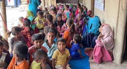 दिल्ली में पाकिस्तानी हिंदू शरणार्थियों की बस्ती आदर्श नगर मजलिस पार्क में श्रद्धांजलि सभा