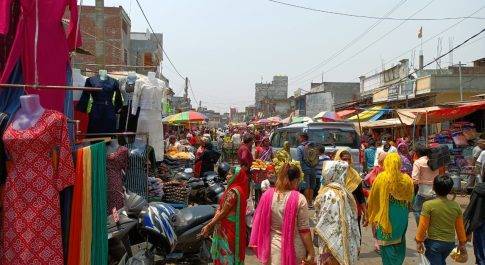 ईद की खरीदारी को लेकर सीमावर्ती क्षेत्र के बाजारों में रौनक बढ़ी