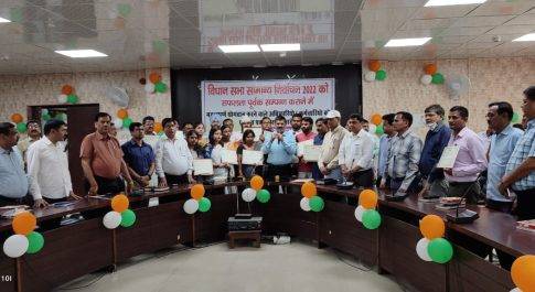 जिलाधिकारी की अभिनव पहल से गदगद हुए कार्मिक