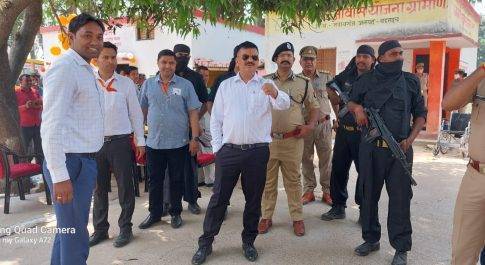 मतदान प्रक्रिया का जायज़ा लेने के लिए भ्रमणशील रहे डीएम व एसएसपी