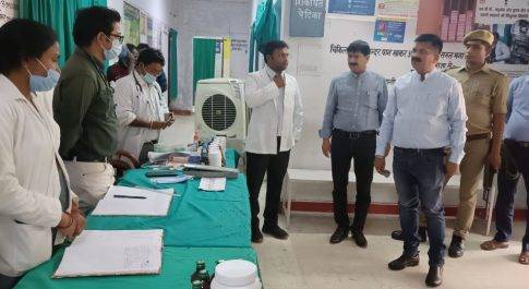 पीएचसी रमवापुर पर आयोजित मुख्यमंत्री जन आरोग्य मेले का डीएम ने किया निरीक्षण