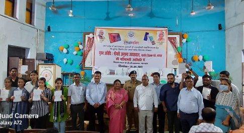 स्नातकोत्तर कक्षाओं में अध्ययनरत छात्र-छात्राओं को वितरित किया गया लैपटाप/स्मार्टफोन केडीसी के जे.बी. सिंह सभागार में सम्पन्न हुआ कार्यक्रम