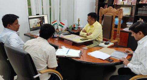 डीएम ने प्रभारी चिकित्साधिकारियों के साथ की वर्चुअल बैठक