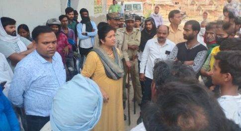 बेख़ौफ़ खबर के खबर का असर एसडीएम अर्चना ओझा ने सड़क पर बह रहे पानी के विवाद को सुलझाया।