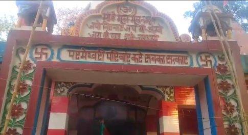मड़ियाहूं के दुर्गा देवी मंदिर पर नवरात्र के अंतिम दिन श्रद्धालुओं की लगी भीड़।