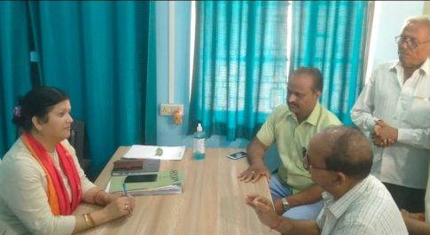 मड़ियाहूं नगर पंचायत के सभासदों ने नगर में मानक के विपरीत हो रहे निर्माण कार्य की उच्च स्तरीय जांच कराने को एसडीएम अर्चना ओझा को दिया ज्ञापन।