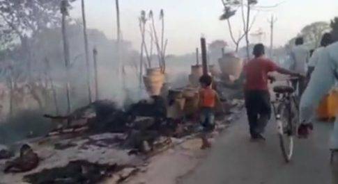 महसी के नौबस्ता में अज्ञात कारणों से लगी आग गेहूं की फसल व घर जलकर हुए राख
