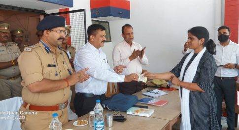डीएम व एसपी ने किया थाना समाधान दिवस का निरीक्षण