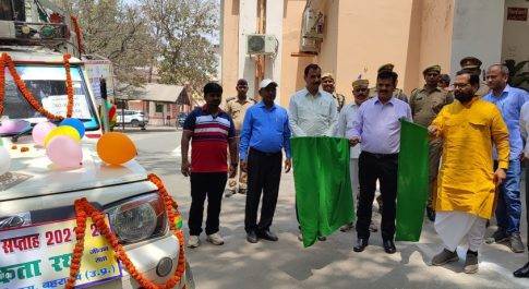 सड़क सुरक्षा सप्ताह के अवसर पर रवाना हुए जागरूकता वाहन विधायक पयागपुर सुभाष त्रिपाठी ने डीएम के साथ वाहनों को दिखायी हरी झण्डी