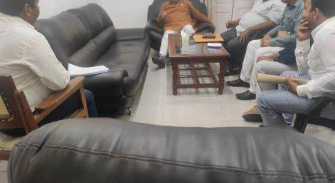 स्टाम्प मंत्री रवीन्द्र जायसवाल ने विभागीय अधिकारियों के साथ की बैठक