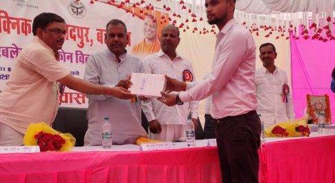 विधायक नानपारा द्वारा पालीटेक्निक के छात्र-छात्राओं को वितरण किया गया लैपटाप/स्मार्टफोन टेबलेट पाकर छात्र-छात्राओं के खिले चेहरे