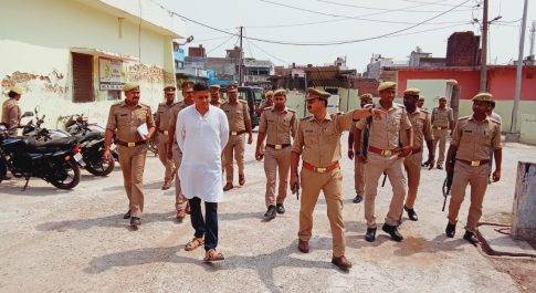 महराजगंज एसपी डा.कौस्तुभ ने बृजमनगंज मे किया आकस्मिक निरिक्षण