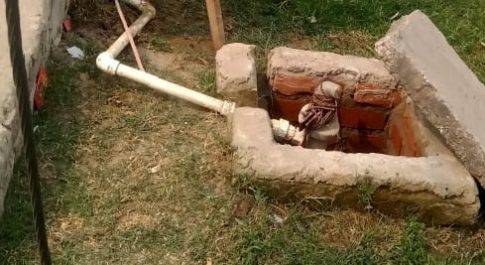 सामुदायिक शौचालय में लगा समरसेबुल पंप चोर खोल ले गये