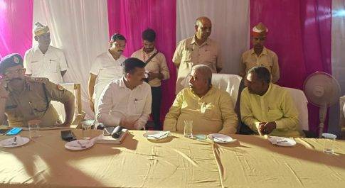 लघु उद्योग मंत्री ने जिले के अधिकारियों के साथ भारत नेपाल सीमा क्षेत्र का दौरा किया