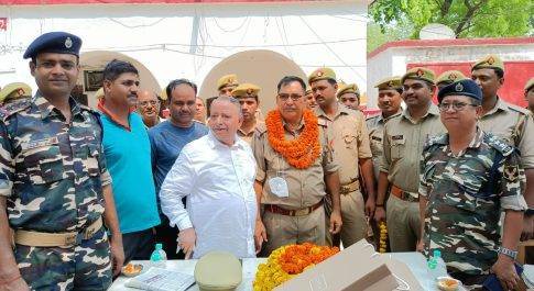 थाना प्रभारी के स्थानांतरण पर थाना परिसर में दी गई विदाई