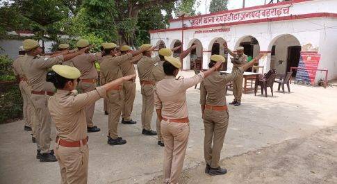रुपईडीहा पुलिस कर्मियों ने आतंकवाद विरोधी दिवस पर ली हिंसा का डटकर विरोध करने की शपथ