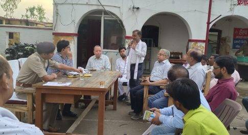 कस्बे में अतिक्रमण व अवैध रूप से संचालित बस, टैक्सी स्टैंड हटाने के लिए व्यापारियों के साथ हुई बैठक