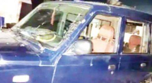 बृजमनगंज।दो पक्षों द्वारा मारपीट करने पर पहुंची पुलिस गाड़ी के टूटे शीशे