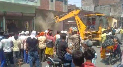 ब्रेकिंग न्यूज।प्रशासन के आदेश को ठेंगा दिखा रहे दुकानों पर प्रशासन का चला बुलडोजर