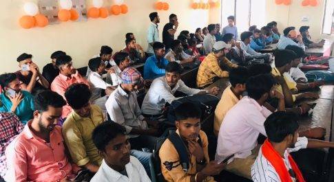 राजकीय औद्योगिक प्रशिक्षण संस्थान में छात्र-छात्राओं को वितरित किया गया टैबलेट