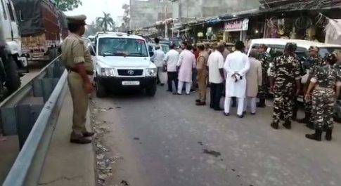 भारत नेपाल सीमा पर चल रहे अवैध डग्गामार वाहन व अतिक्रमण को लेकर जिलाधिकारी का दौरा