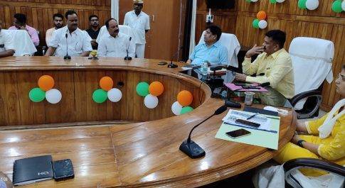 डीएम की अपील पर ईंट निर्माता कल्याण समिति करेगा 2500 कुन्टल भूसादान