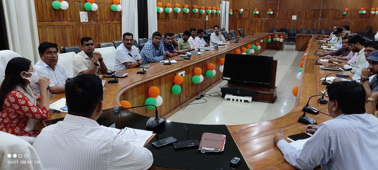 योग माह में 10 लाख लोगों को योग से जोड़ने का लक्ष्य  कार्य योजना तैयार करने के विभागों को दिये गये निर्देश  जनपद मुख्यालय से ग्राम स्तर तक योग कराने की होगी व्यवस्था