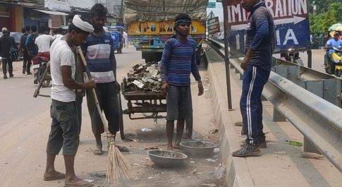 डीएम डॉ. दिनेश चन्द्र के निर्देश का दिखा असर  रूपईडिहा कस्बे में संचालित हुआ स्वच्छता अभियान
