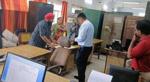 डीएम ने विकास भवन स्थित कार्यालयों का किया आकस्मिक निरीक्षण डीएम के निर्देश पर कई अन्य कार्यालयों का भी हुआ निरीक्षण अनुपस्थित अधिकारियों एवं कर्मचारियों से तलब किया गया स्पष्टीकरण कार्यालयों में समयबद्धता का अनुपालन सुनिश्चित करने के दिये गये निर्देश