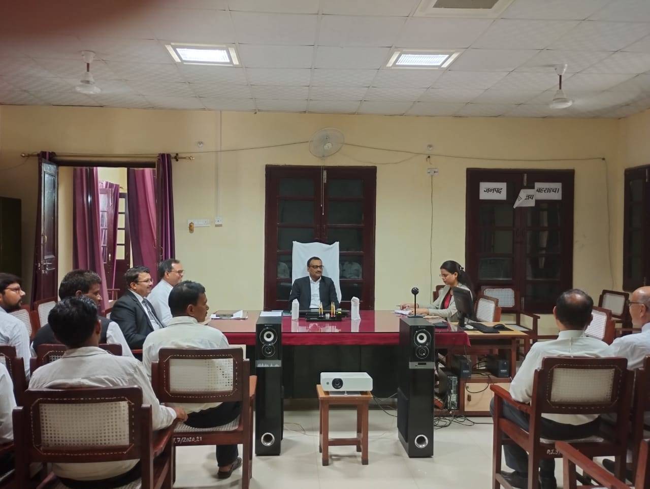 विशेष लोक अदालत के सफल आयोजन के सम्बंध में बैठक सम्पन्न जनपद न्यायाधीश द्वारा अधिक से अधिक वादों के निस्तारण कराने के दिये गये निर्देश