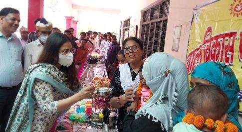 प्रभारी डीएम व एसएसपी ने विभागीय स्टालों का किया निरीक्षण गर्भवती महिलाओं की भरी गोद, बच्चों को कराया अन्नप्रासन