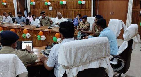 कानून एवं शान्ति व्यवस्था के सम्बन्ध में डीएम व एसएसपी ने की बैठक