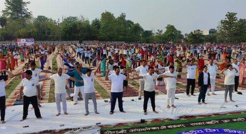 राज्य मंत्री के साथ भारी संख्या में लोंगो ने किया योगाभ्यास  जनपद में योगाभ्यास कार्यक्रम में सम्मिलित हुए 11 लाख से अधिक लोग