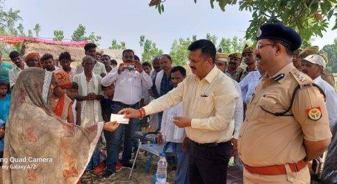 डीएम व एसएसपी ने ग्राम पकड़िया दीवान का किया भ्रमण  समूह की महिलाओं द्वारा गोबर से ईंट के निर्माण का लिया जायजा