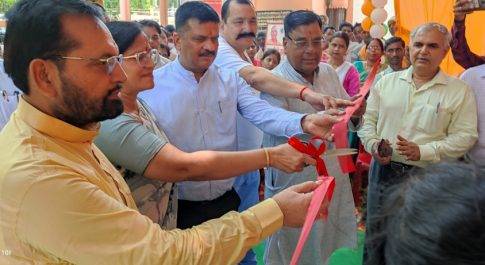 सांसद अक्षयवर लाल गोंड ने वजन सप्तााह का किया शुभारम्भ  ऑगनबाड़ी कार्यकत्रियों व सहायकों को वितरित की साड़ी  गर्भवती महिलाओं की कि गोदभराई