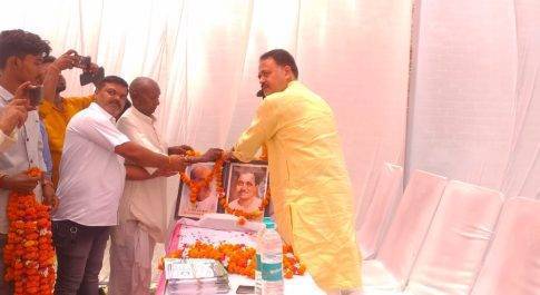 सीएम योगी का जन्मदिन पर भाजपा किसान मोर्चा के कार्यकर्ताओं ने मिठाई खिलाकर खुशी मनाई