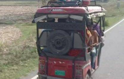 ई-रिक्शा चालक दे रहे दुर्घटना को दावत