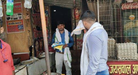 बृजमनगंज नपा कर्मचारियों द्वारा चलाया गया सघन पॉलिथीन चेकिंग अभियान।