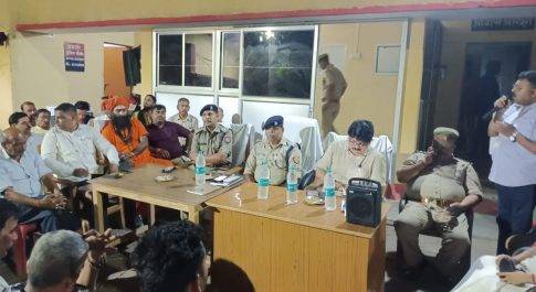 अपर पुलिस अधीक्षक ग्रामीण के नेतृत्व मे कस्बा नानपारा में संपन्न हुआ पीस कमेटी की बैठक ,आपसी भाईचारा बनाए रखने की की अपील